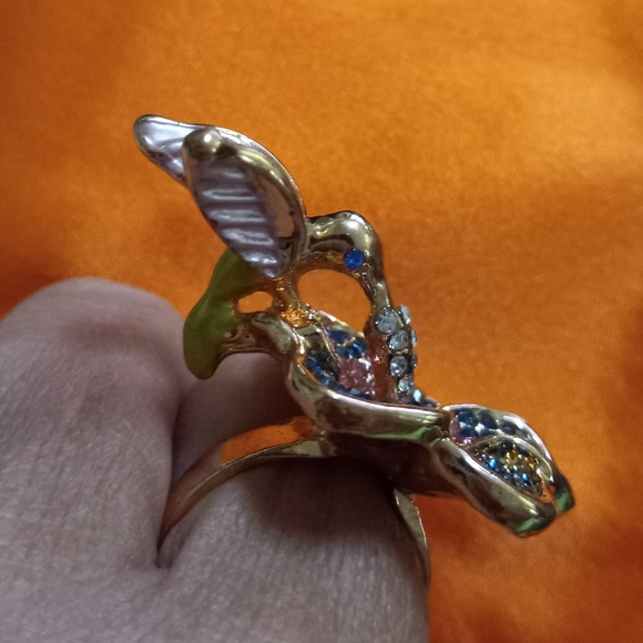 RING - HIBISCUS FLOWER HUMMINGBIRD RHINESTONE ENAMEL GOLD TONE SIZE 7 - Picture 1 of 13
